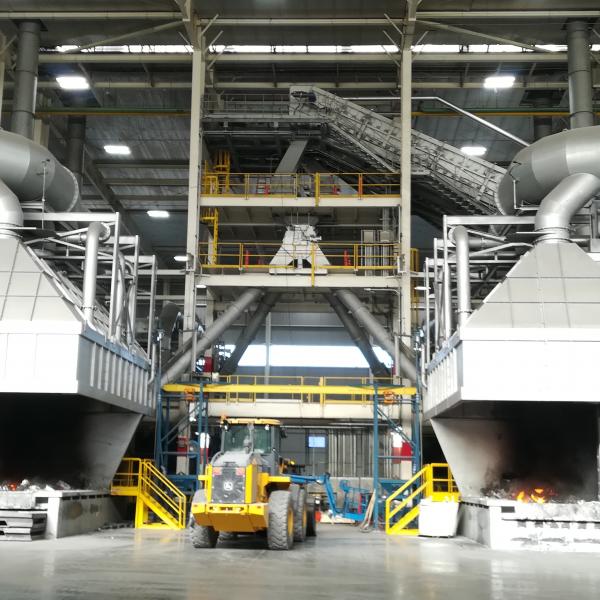 Hot shredded scrap conveying