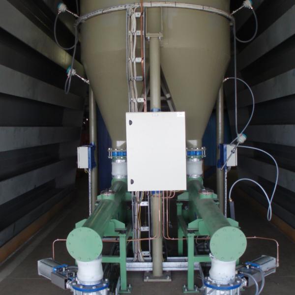 Dry bottom ash recycling