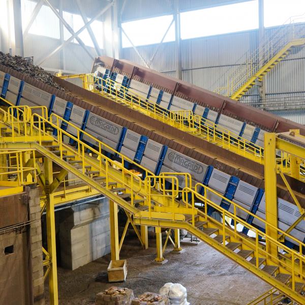 Heavy scrap conveying