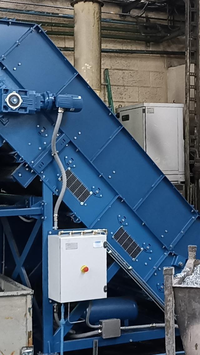 Chip conveyor