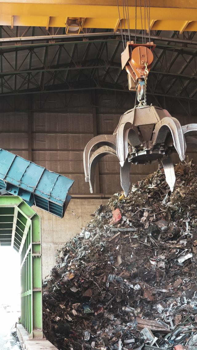 Convoyeur pour le triage et la préparation des ferrailles lourdes
