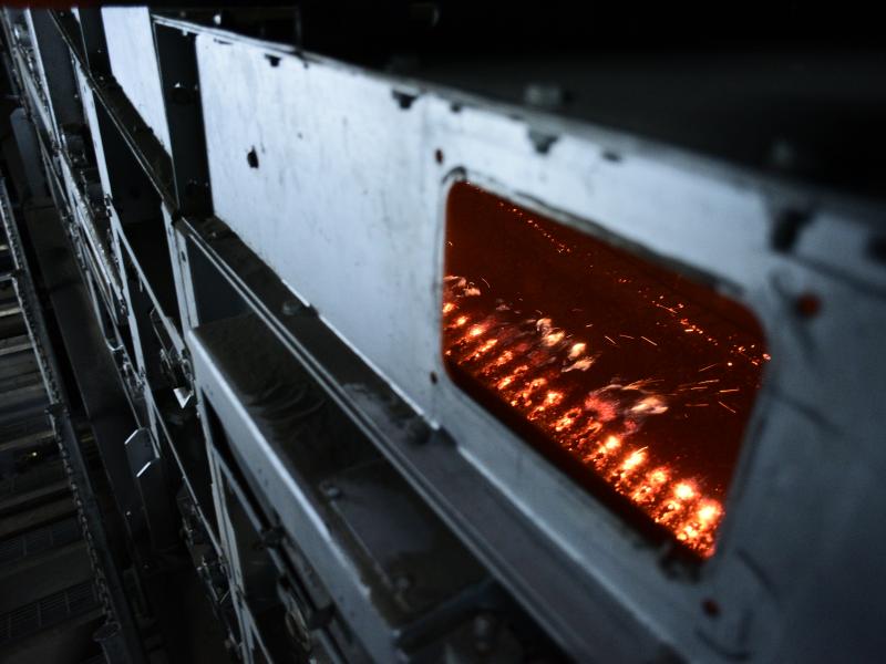 Bottom ash postcombustion on the steel belt