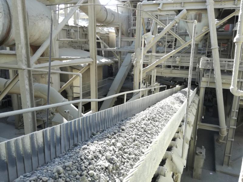 Hot clinker conveying