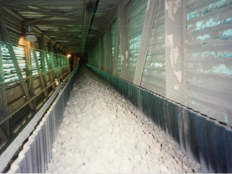 Hot clinker conveying