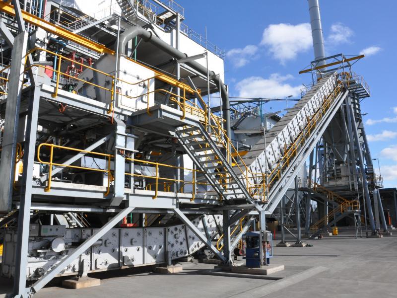 Postcooler, dry bottom ash extraction system
