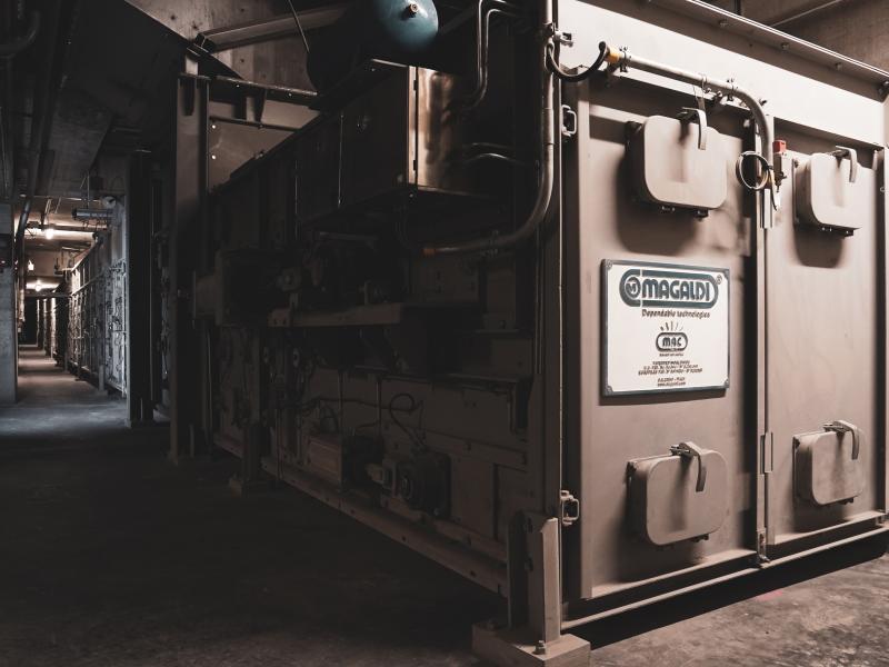 Dry incinerator bottom ash handling