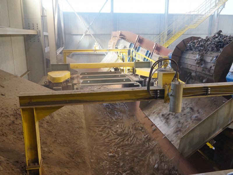 Heavy steel scrap conveying