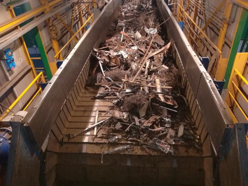 Heavy steel scrap conveying