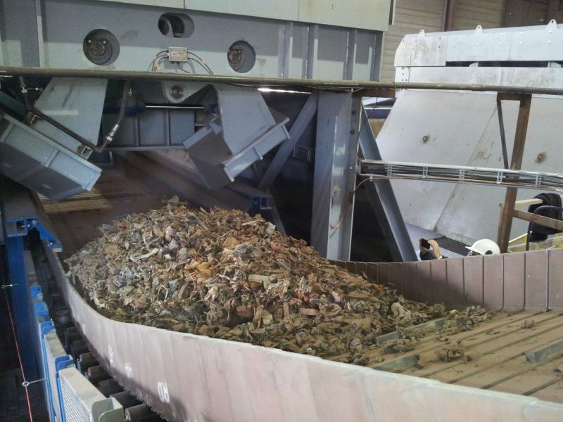 Heavy steel scrap conveying