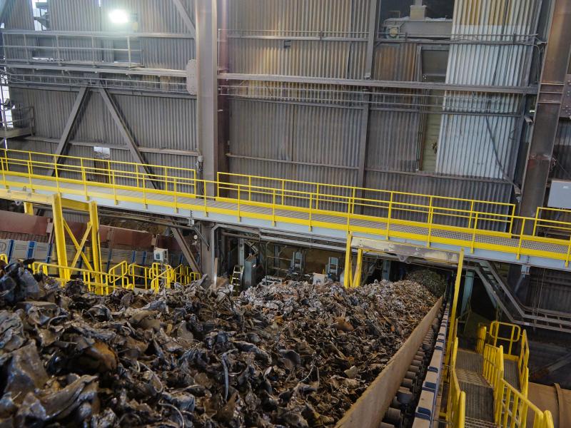 Heavy steel scrap conveying