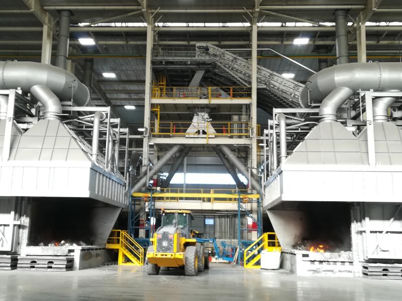 Hot shredded scrap conveying, aluminum recycling, secondary aluminum