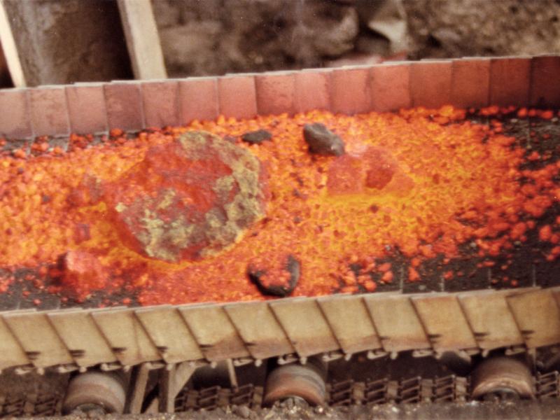 Hot sinter conveying