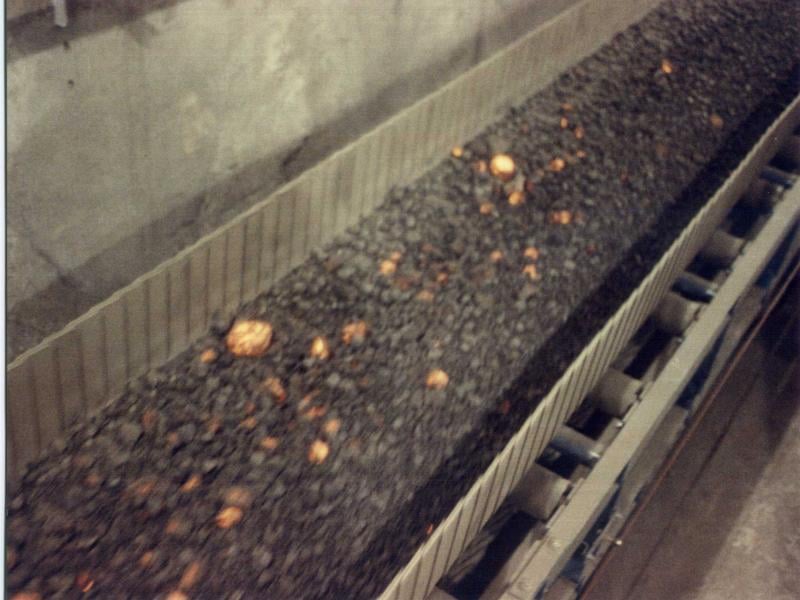 Hot clinker conveying
