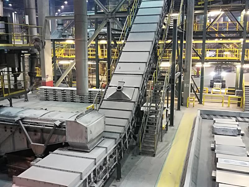 Hot shredded scrap conveying, aluminum recycling, secondary aluminum