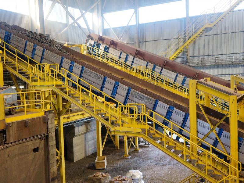 Heavy steel scrap conveying