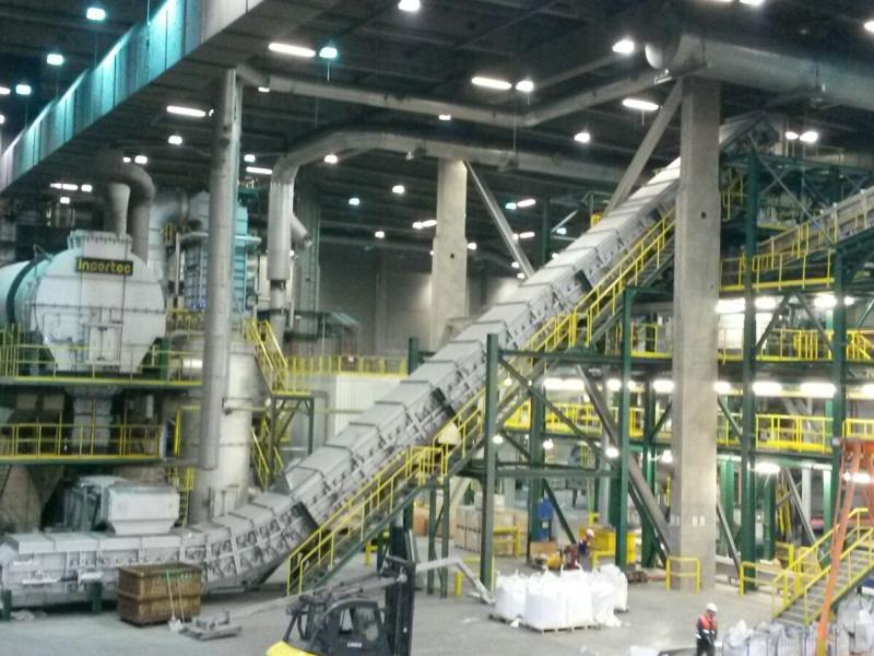 Hot shredded scrap conveying, aluminum recycling, secondary aluminum