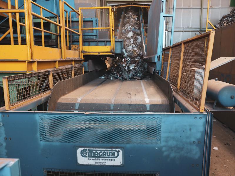 Heavy steel scrap conveying