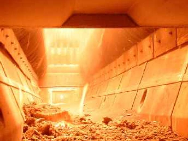big lump of bottom ash on the steel belt conveyor