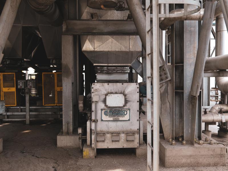 Dry biomass ash handling system