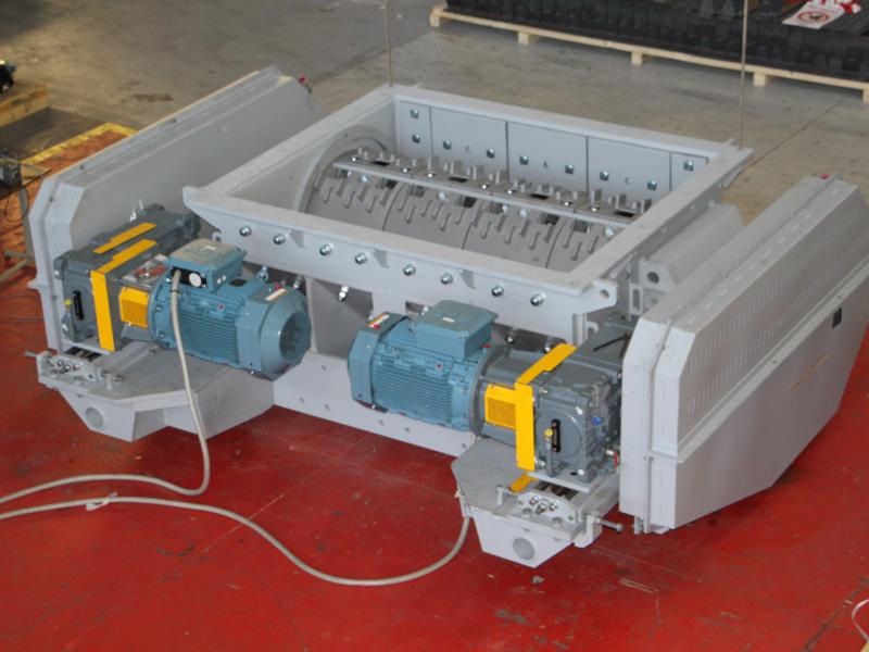 Magaldi primary crusher, single roll, double drive