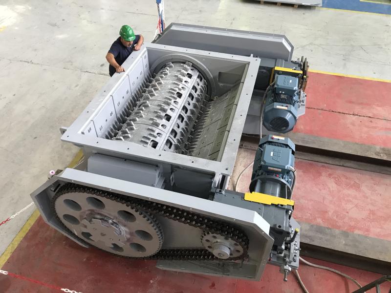 Magaldi primary crusher, single roll, double drive