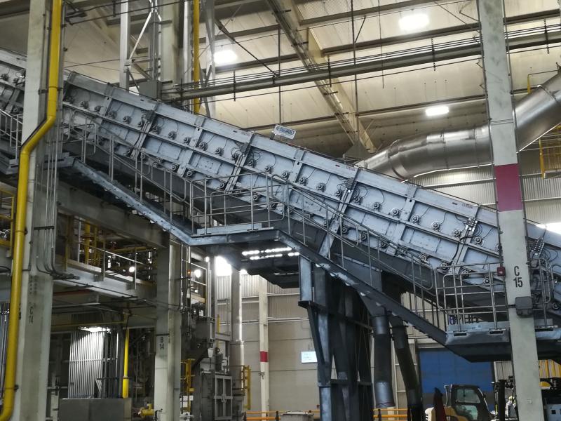 Hot shredded scrap conveying, aluminum recycling, secondary aluminum