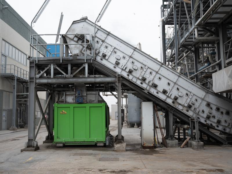 dry biomass ash handling