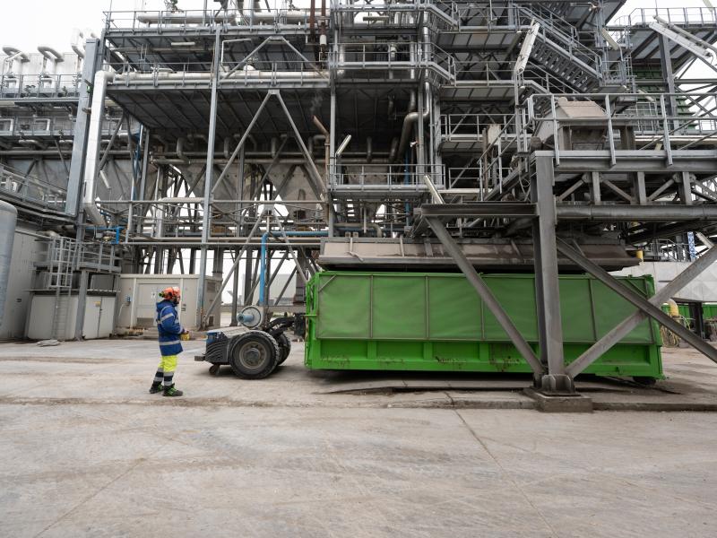 dry bottom ash extraction system in biomass plants