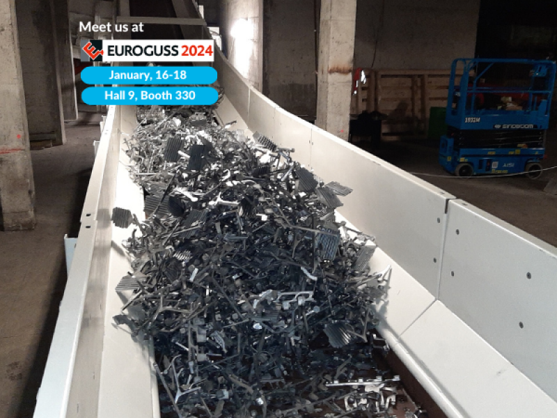 Superbelt conveyor for sprue conveying