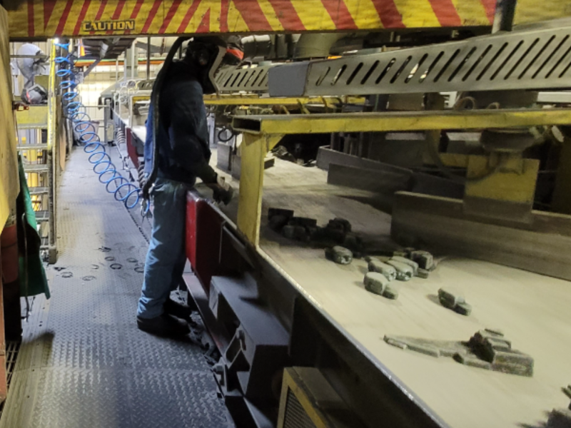 Silica dust, vibratory conveyor